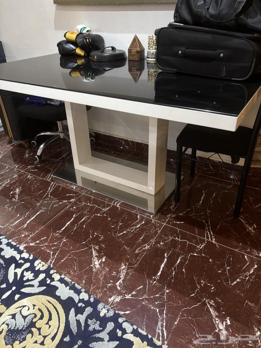 مكتب صغير لا بأس به و طاولة طعام وإدارة قسم القهوة64532409851011111