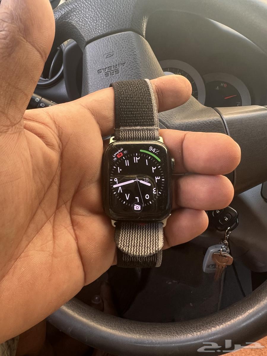 Apple Watch Series 8, the watch is clean and comes with its accessories64531196357507114