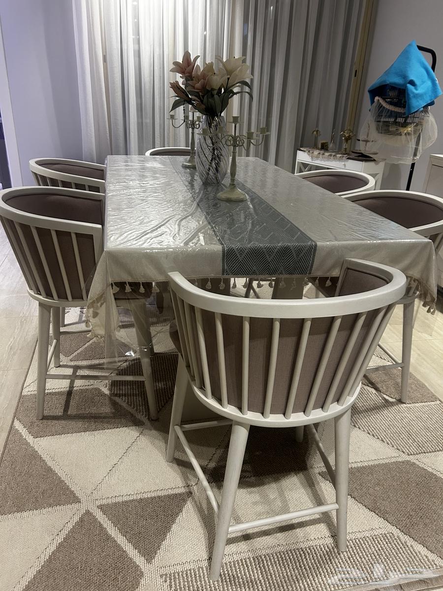 Dining table with 6 chairs64534775331714111