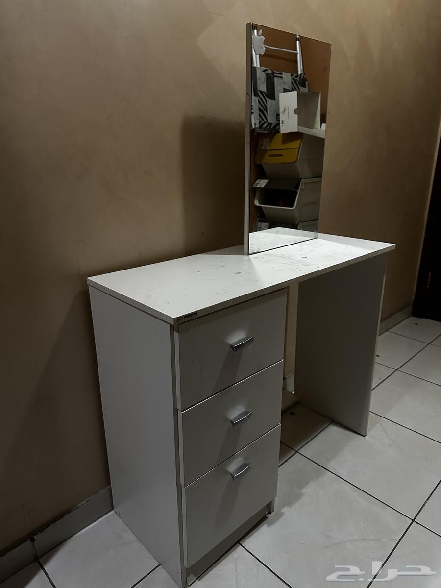 White table with mirror64530628168194110