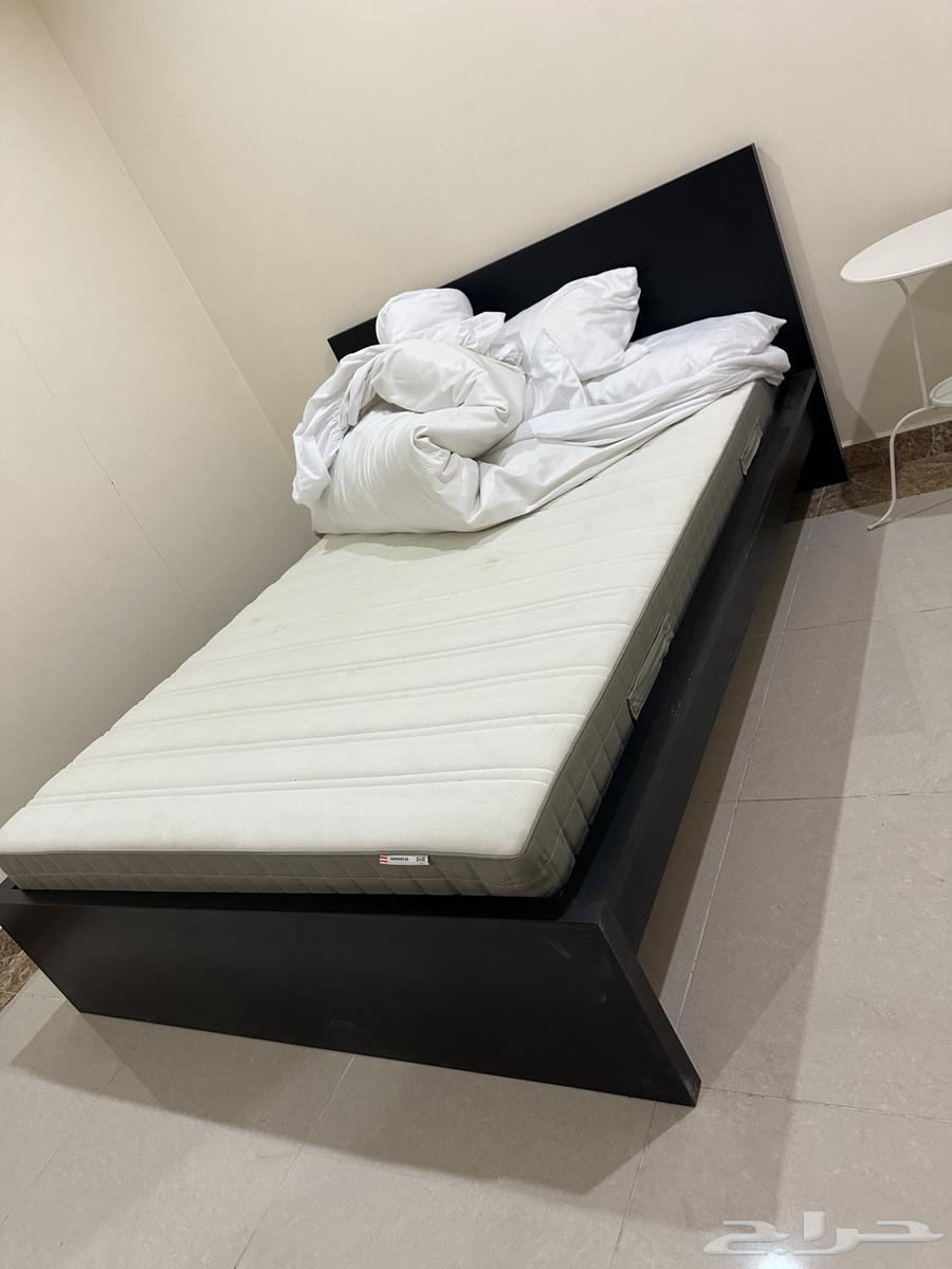 سرير أسود خشب شخصين مع كومدينة64532663668354111