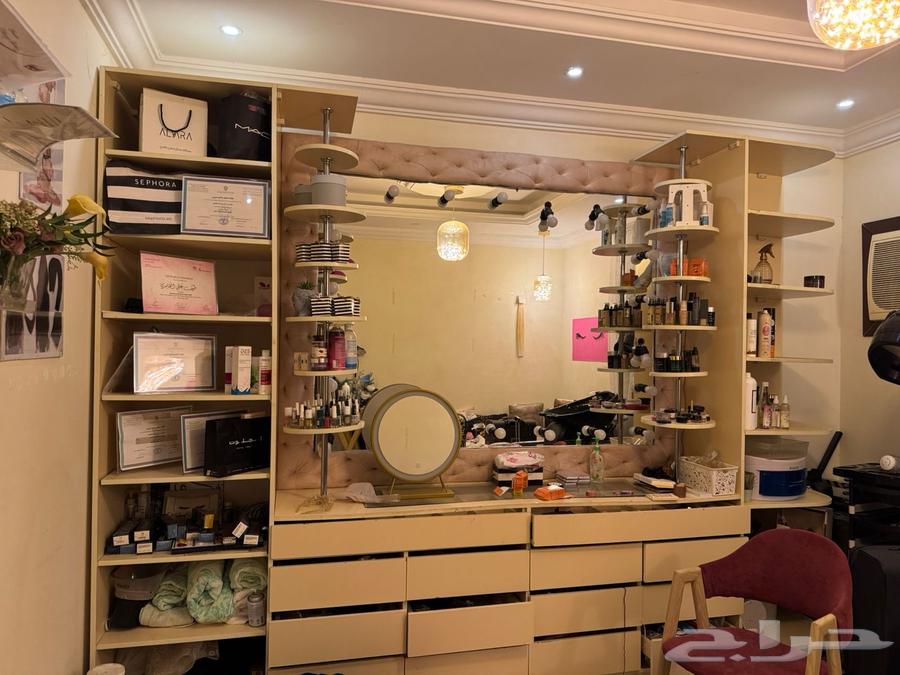 دولاب لغرفة استديو ميك أب ارتست64533606269187112