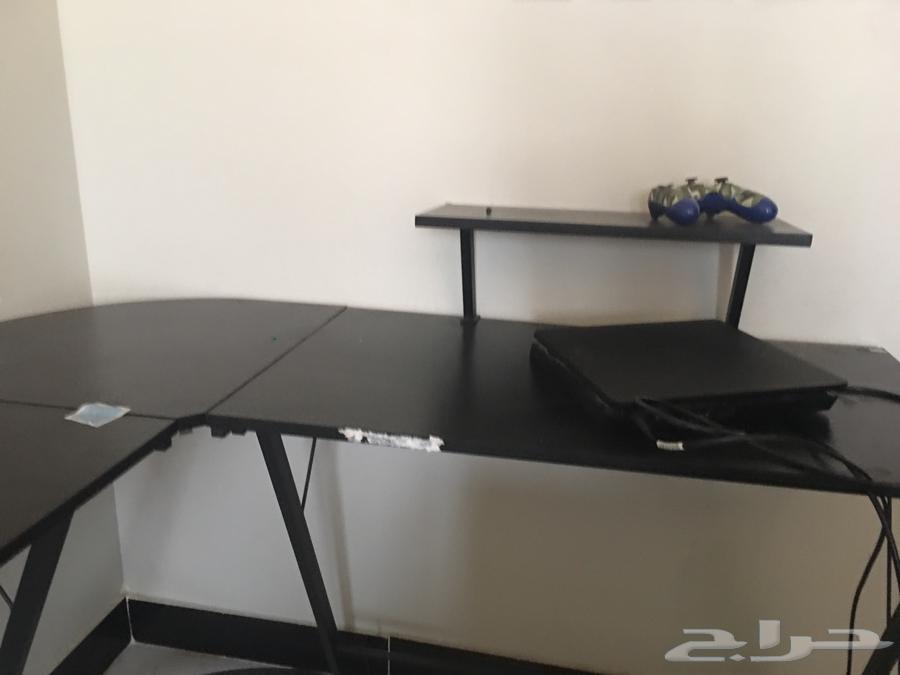 Sony 4 with two controllers, L-shaped table, and 39-inch 60Hz screen64531266996993113