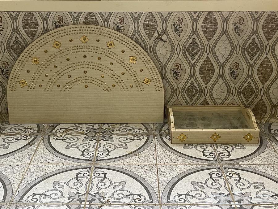 للبيع منقل خشب وطقم دلال واباريق زينة64531322703235114