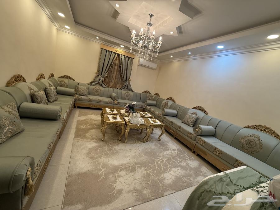 Clean used sofa with tables64534816958850111