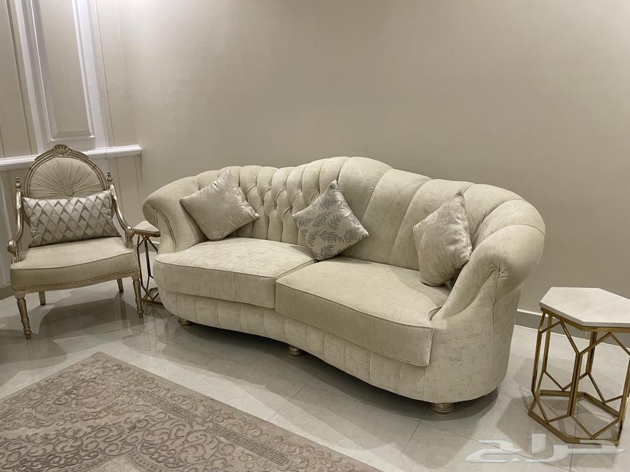 كنب للبيع مع طقم طاولات64534375757571111