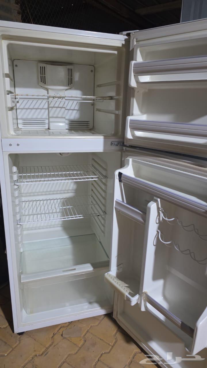 Three refrigerators with specifications on display64532719595265111