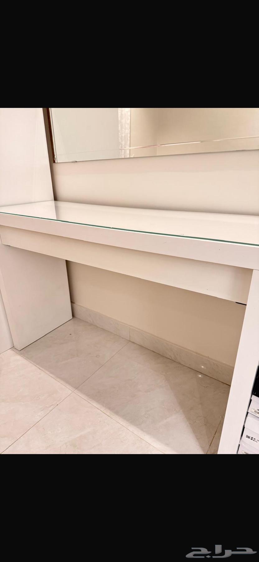 1 تسريحة ايكيا ومكتبين بحاله ممتازه64533479437442112