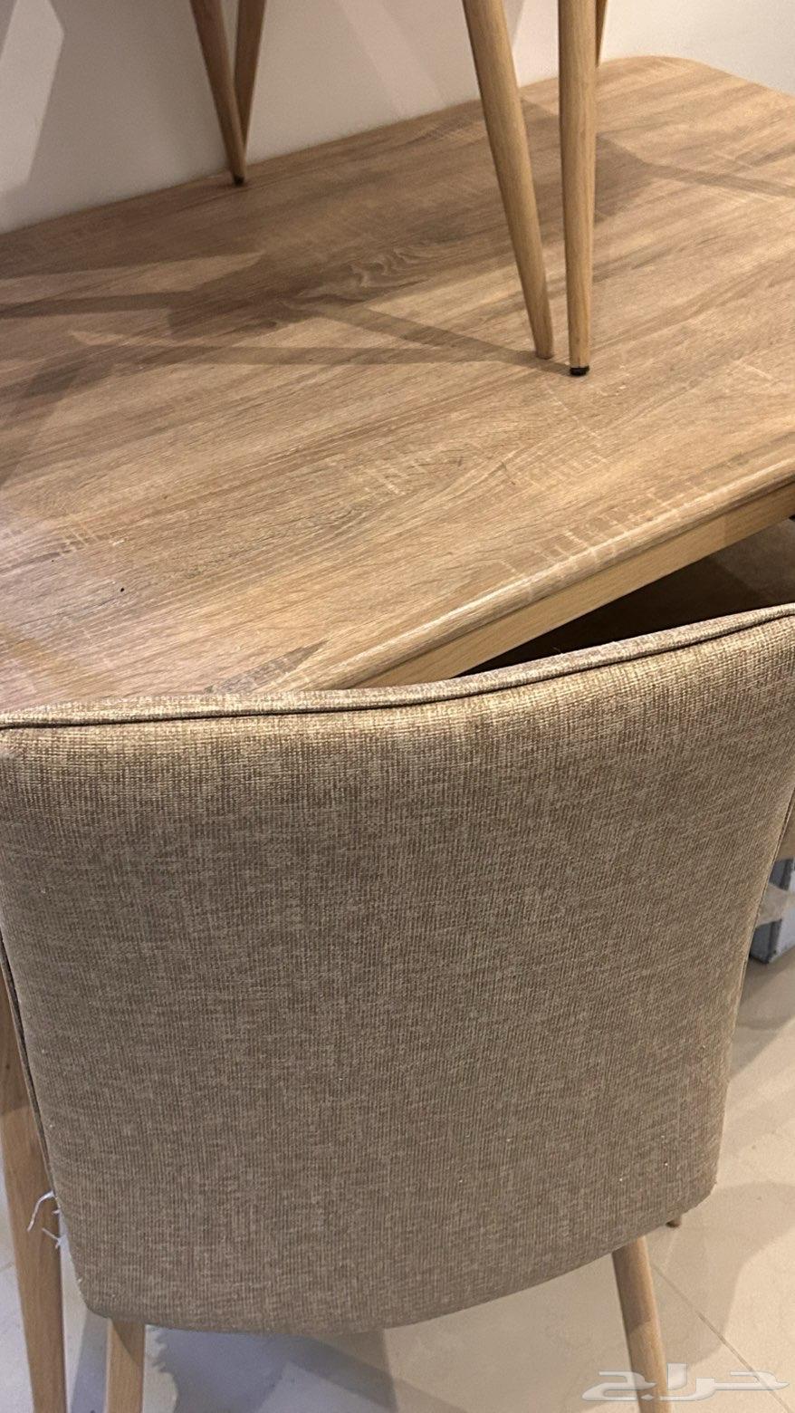 طاولة وعلاقة ملابس64529093096577111