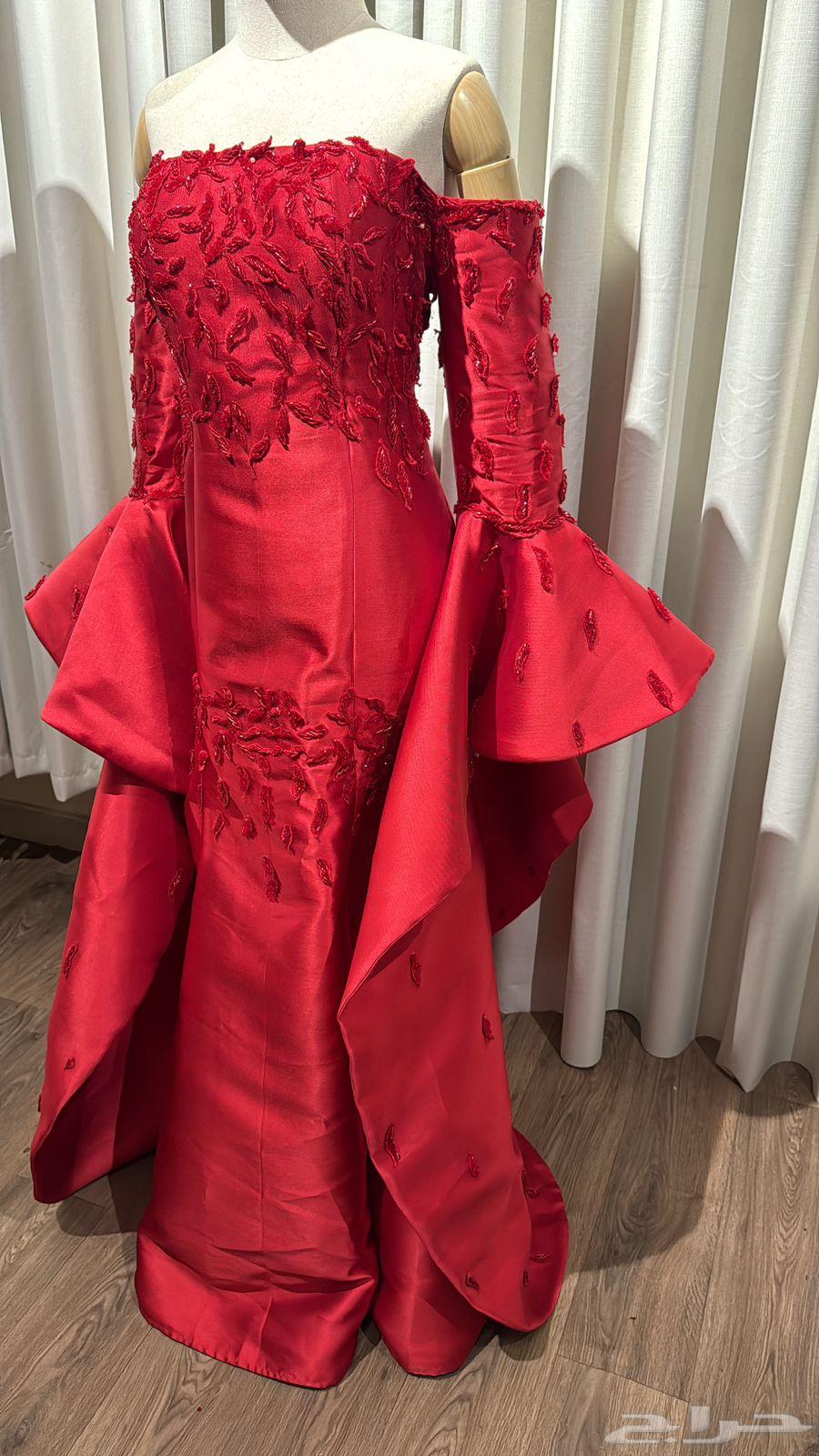 فستان من تصميم نواهل العبدالله مستخدم مره واحده بالف64527683973122113