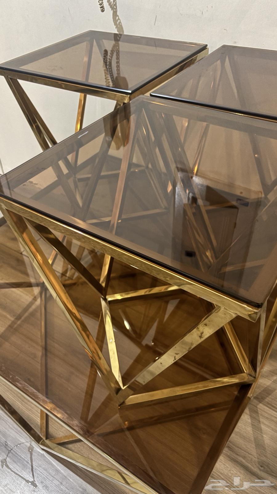 طاولة ضيافه ذهبي قزاز عسلي نظيفه جدا  مافيها اي كسور او صدا64539753994881113