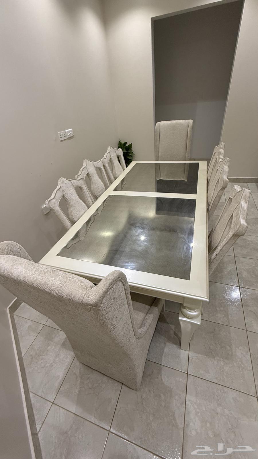 Dining table64540524089601111