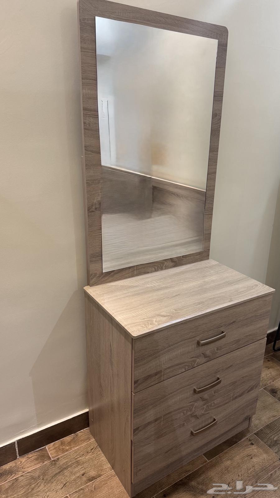 للبيع سرير وتسريحة وكمدينه خشب قوي   استعمال نظيف64542926993409111