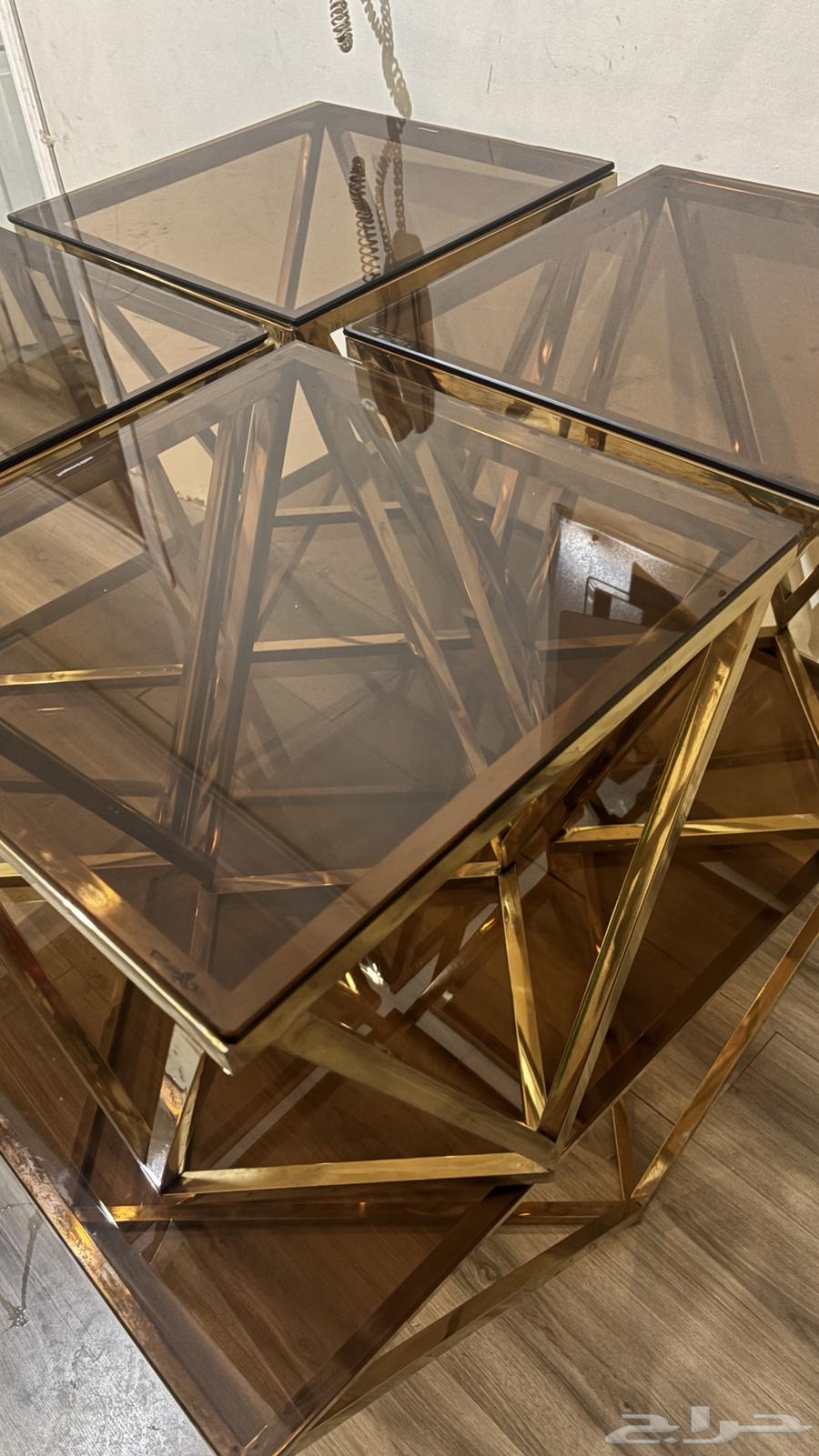 طاولة ضيافه ذهبي قزاز عسلي نظيفه جدا  مافيها اي كسور او صدا64539753994881112