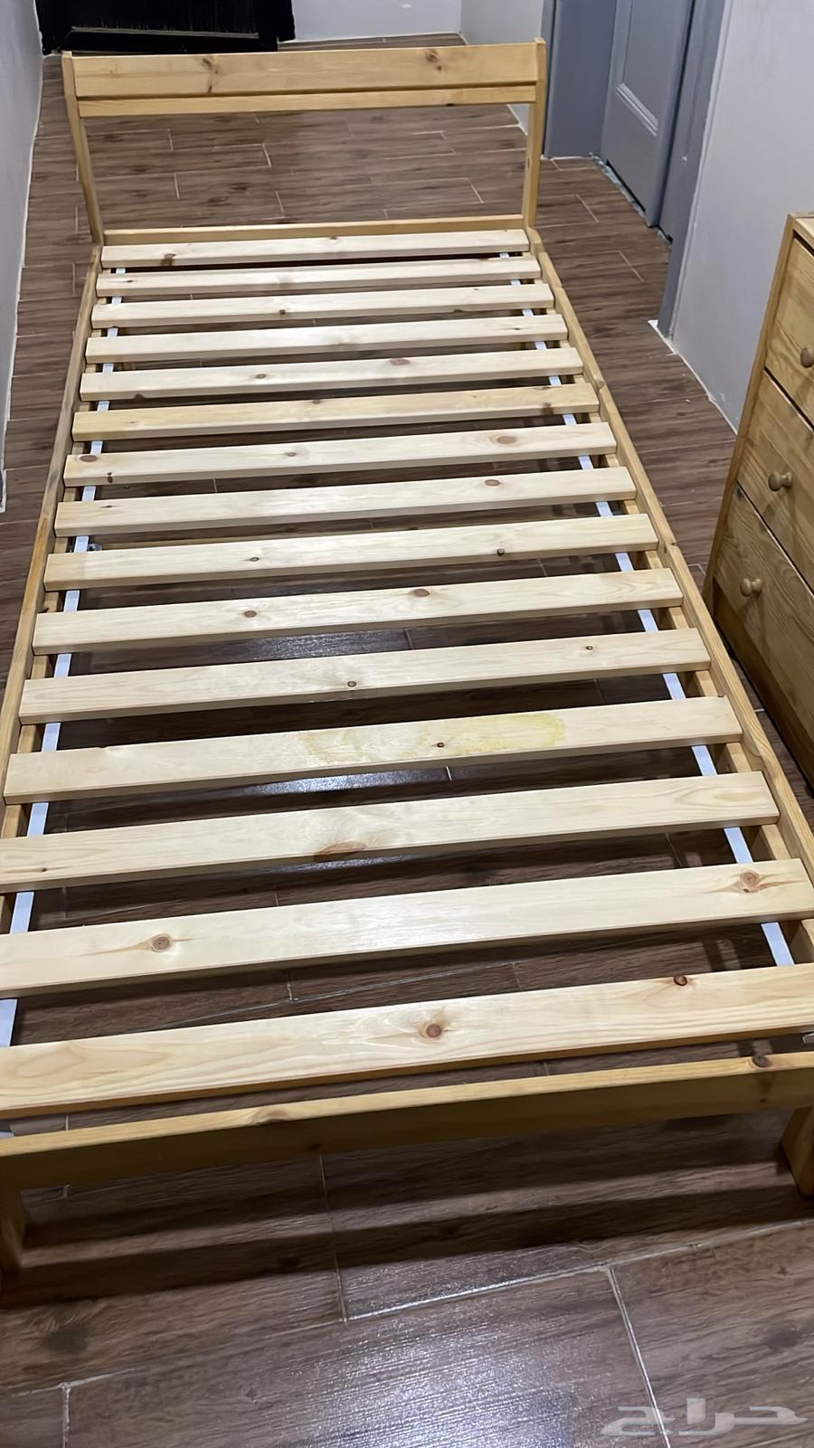 سرير مع كومدينه64535212169346112