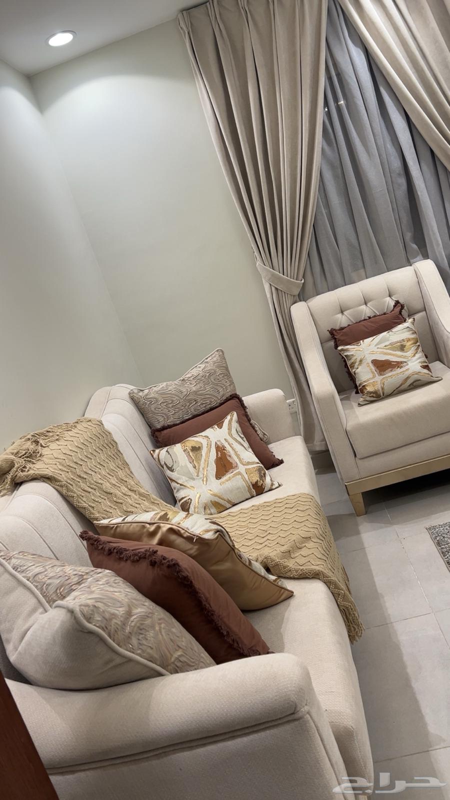 Hello, very new sofa used for 6 months64535288565379110