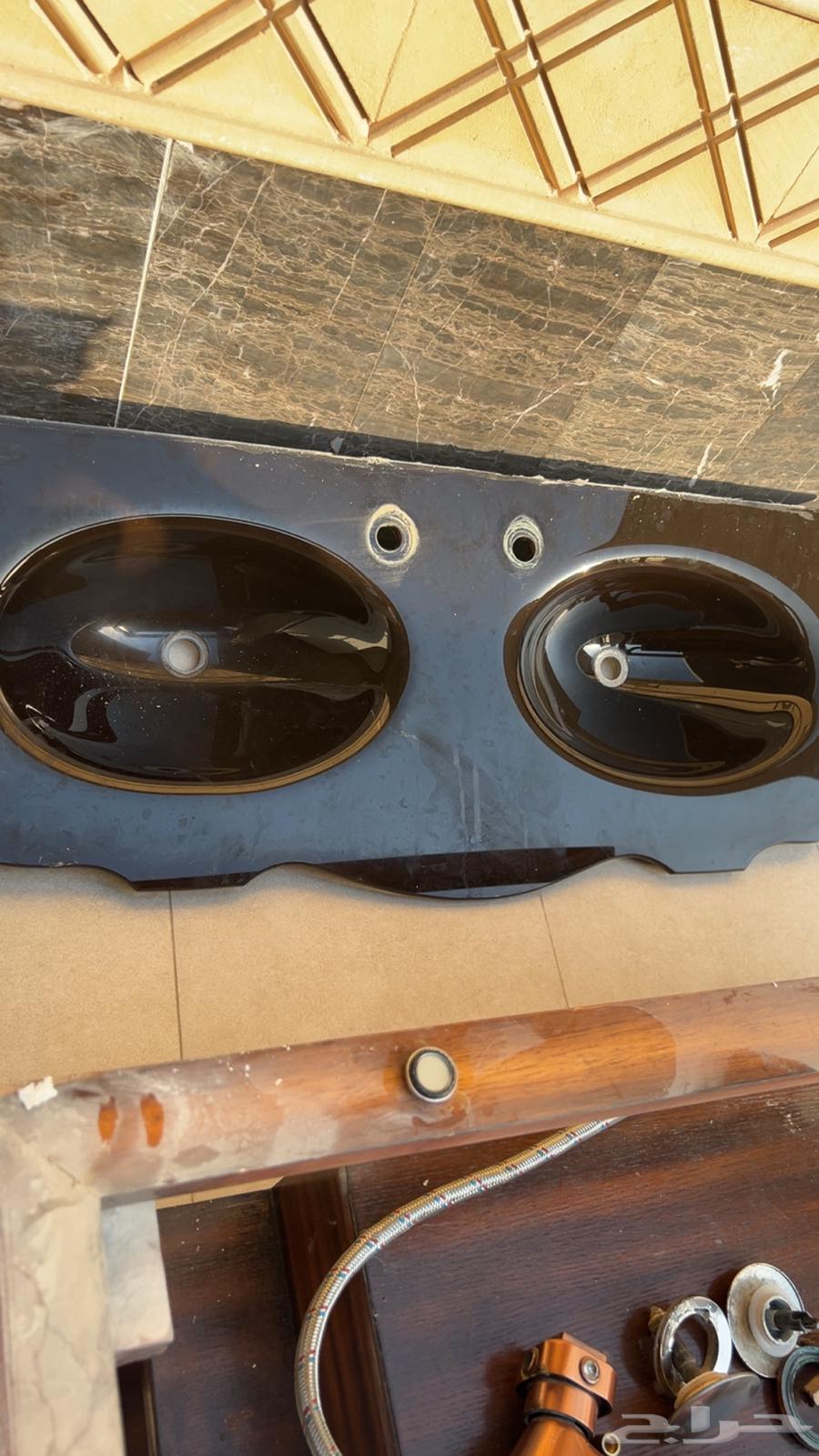 مغسلة ( حوضين ) نظيفة جدا جدا ( بيعة سريعة   300 ريال64539939079043111