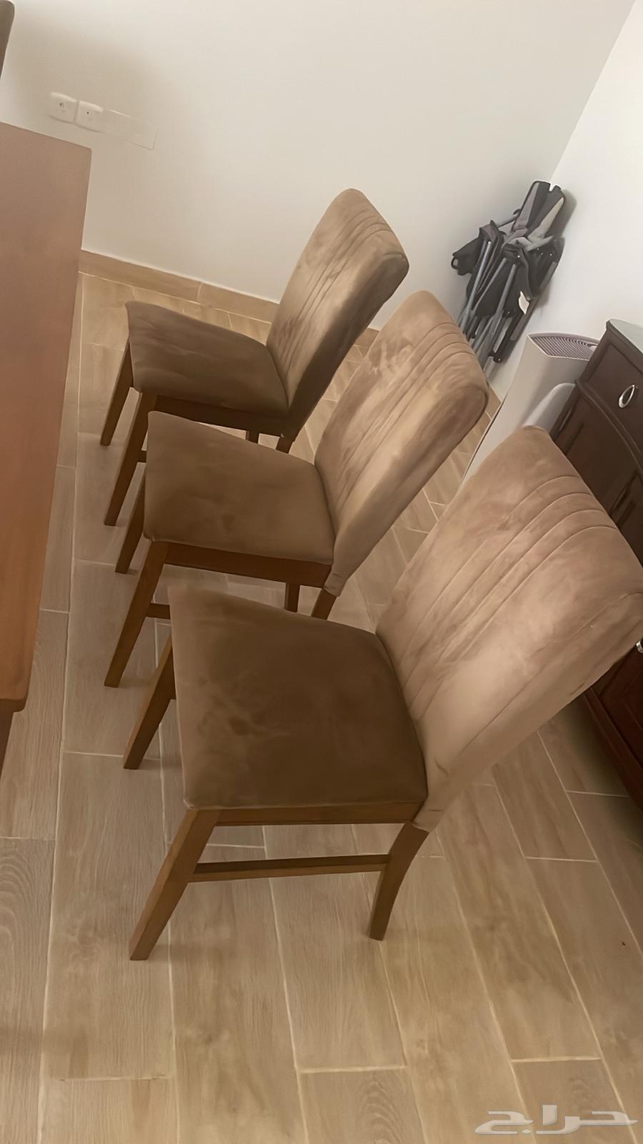 Table and buffet with 8 chairs64537449642626112