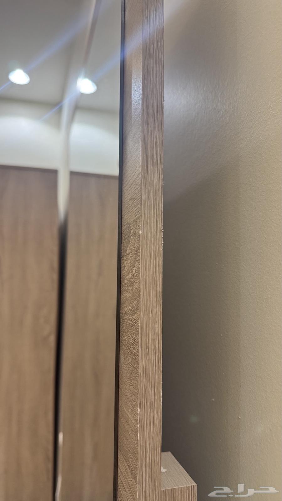 للبيع سرير وتسريحة وكمدينه خشب قوي   استعمال نظيف64542926993409110