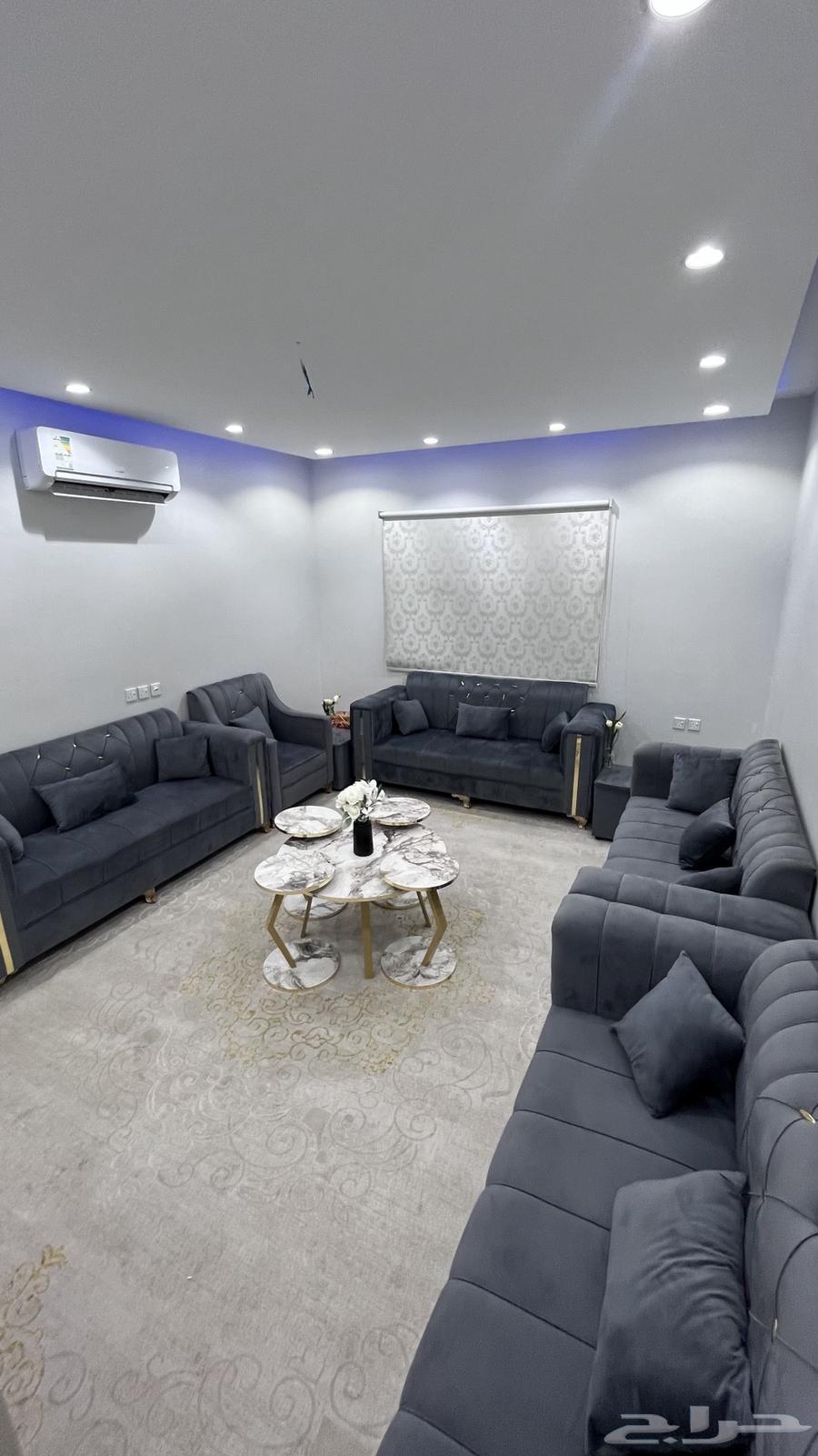 كنب كحلي غامق شبه جديد  وفرشه 4 في 5 وطاولات64542104675331114