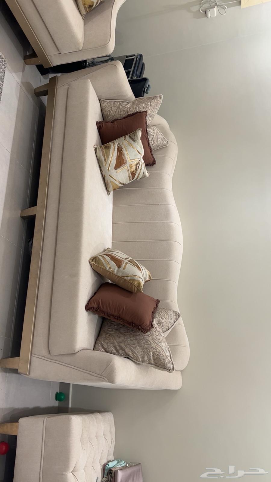 Hello, very new sofa used for 6 months64535288565379112