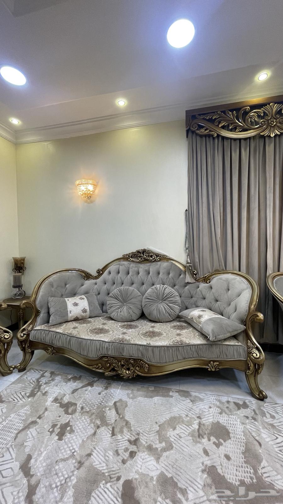 Luxurious sofa with a classic-style star motif and three tables64539230603138111