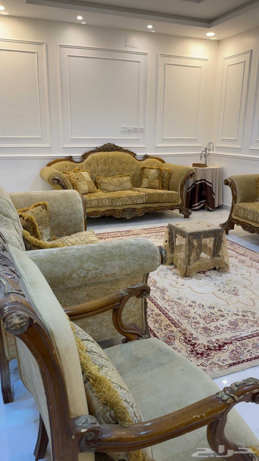 Classic sofa in excellent condition64542955426563111