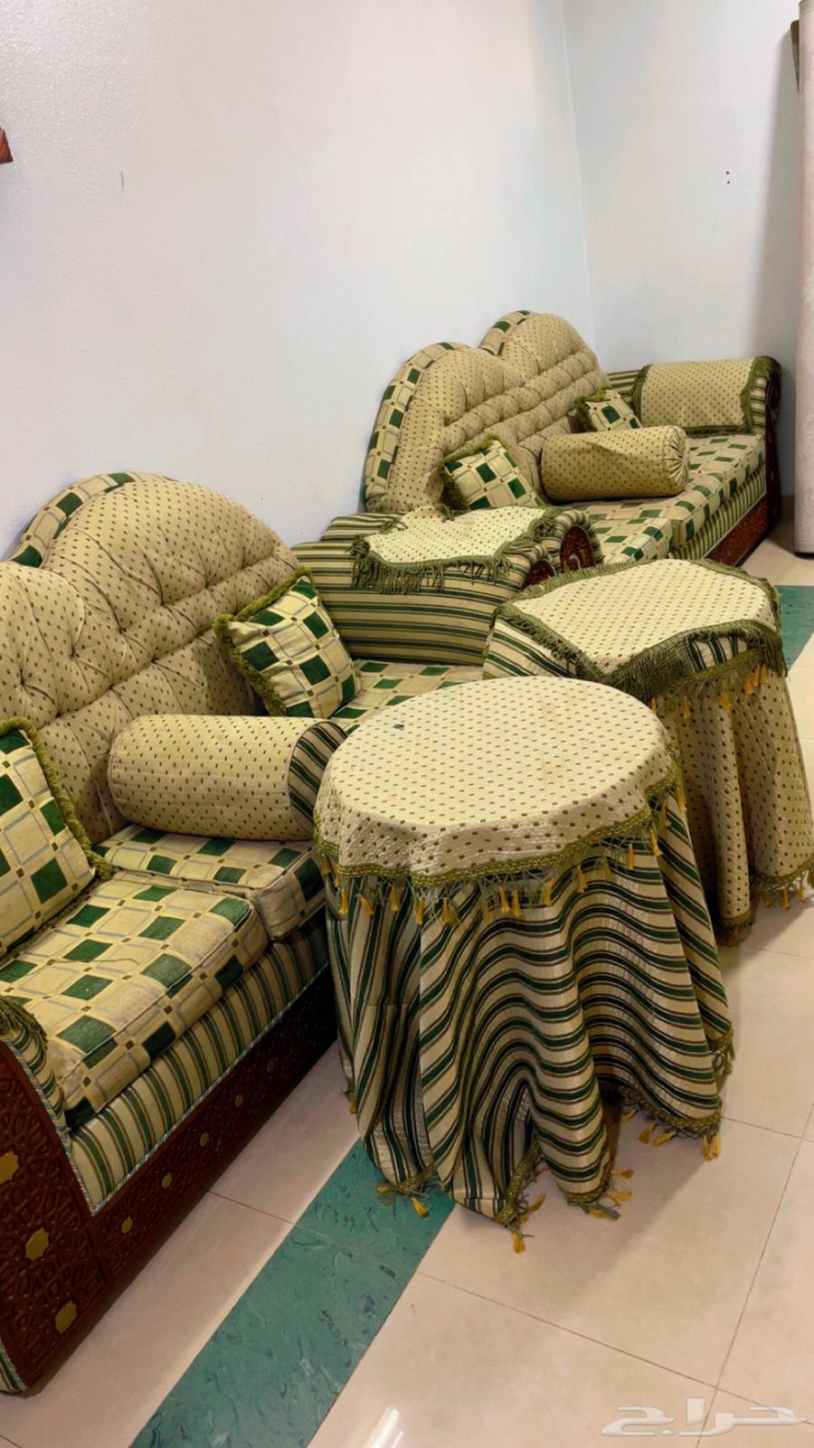 للبيع كنب أنيق وبحالة ممتازة64539372427138111