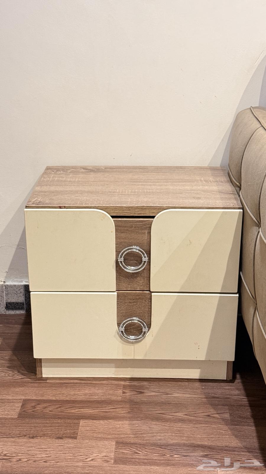 دولاب وكرسي تسريحه للبيع 150 ريال64539967602561110