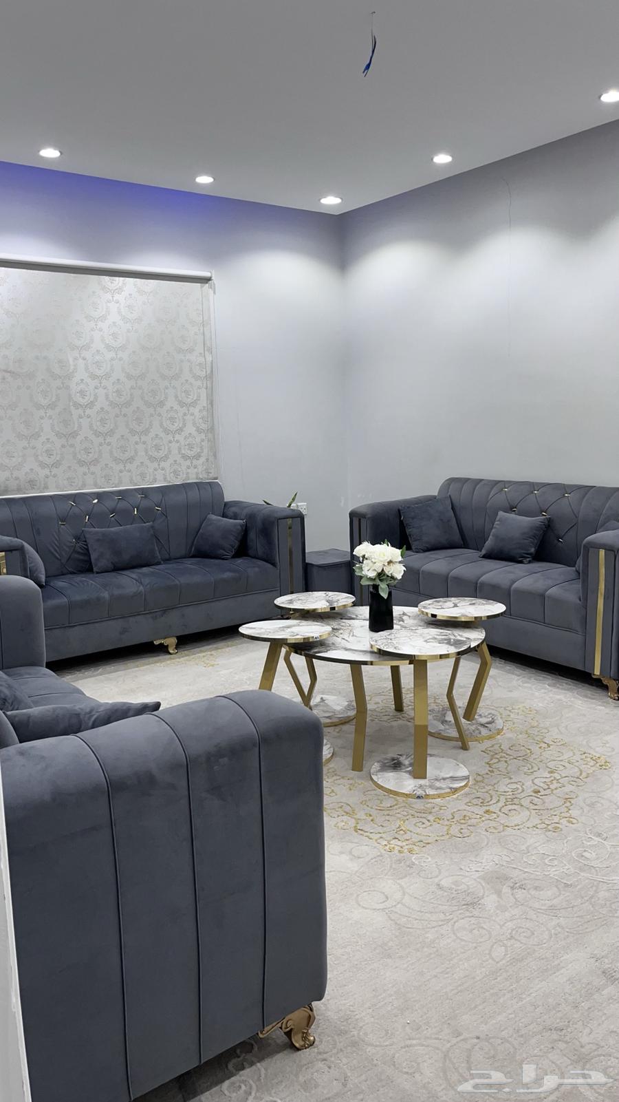 كنب كحلي غامق شبه جديد  وفرشه 4 في 5 وطاولات64542104675331112