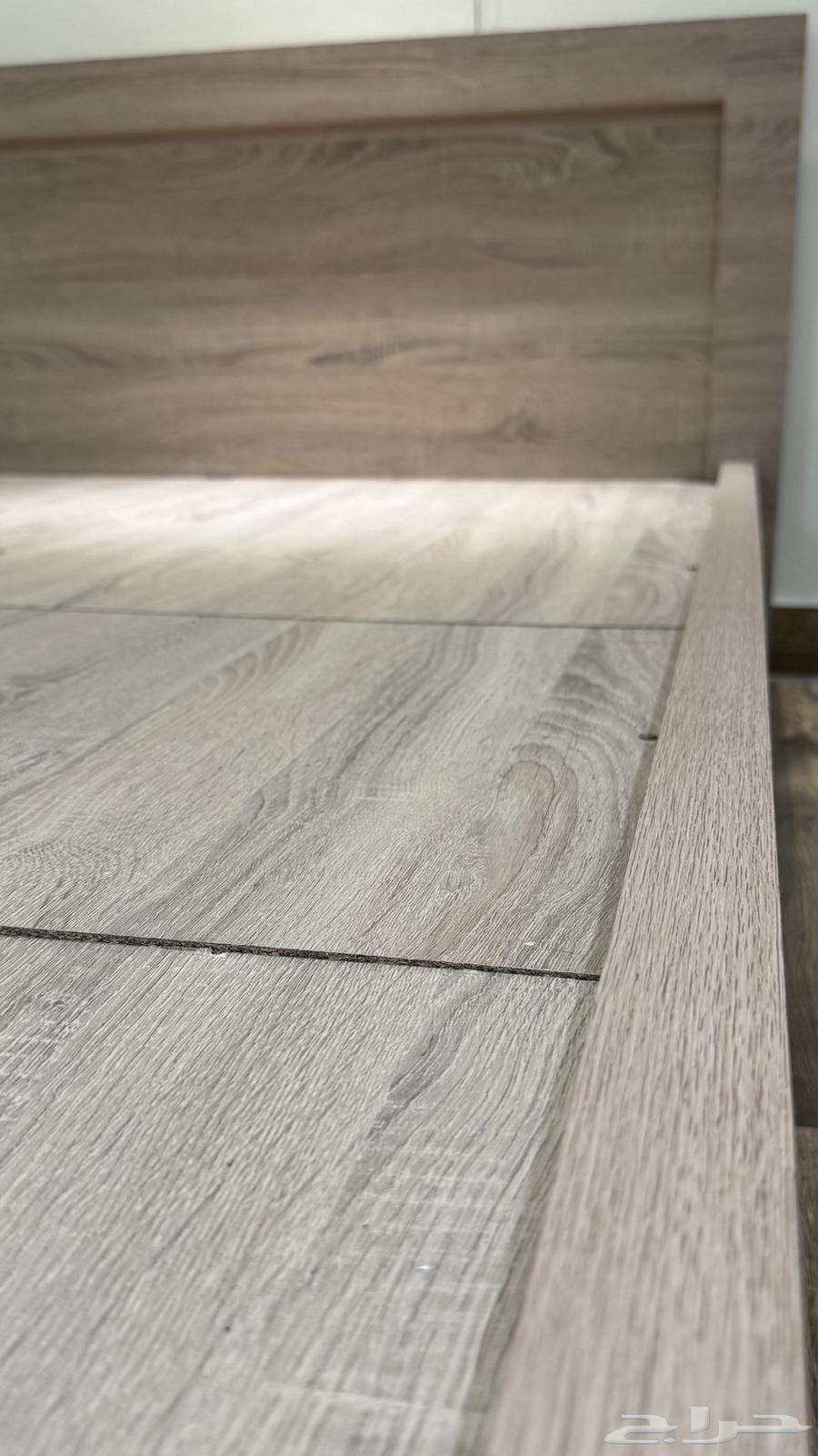 للبيع سرير وتسريحة وكمدينه خشب قوي   استعمال نظيف64542926993409112