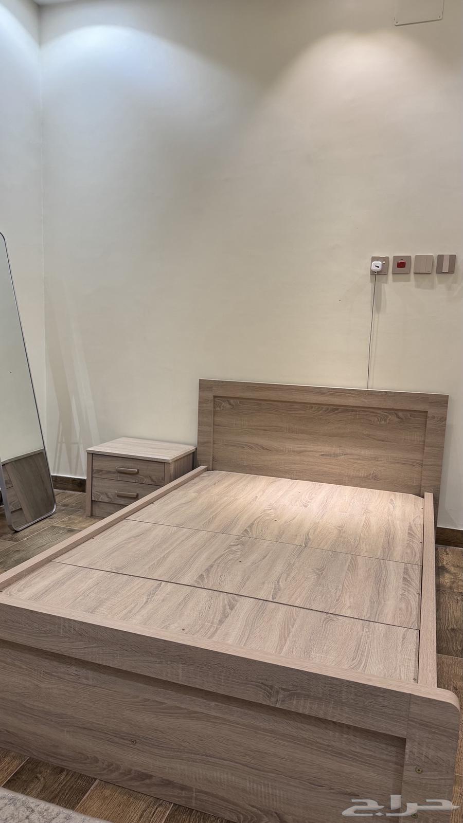 للبيع سرير وتسريحة وكمدينه خشب قوي   استعمال نظيف64542926993409113