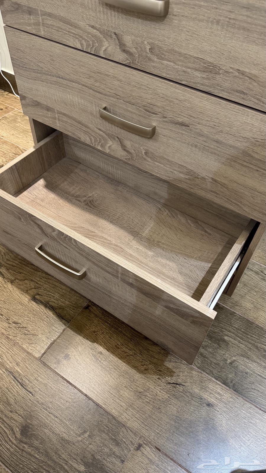 للبيع سرير وتسريحة وكمدينه خشب قوي   استعمال نظيف64542926993409114