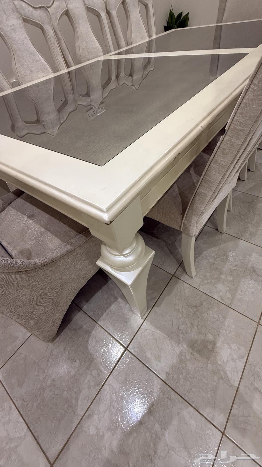 Dining table64540524089601112