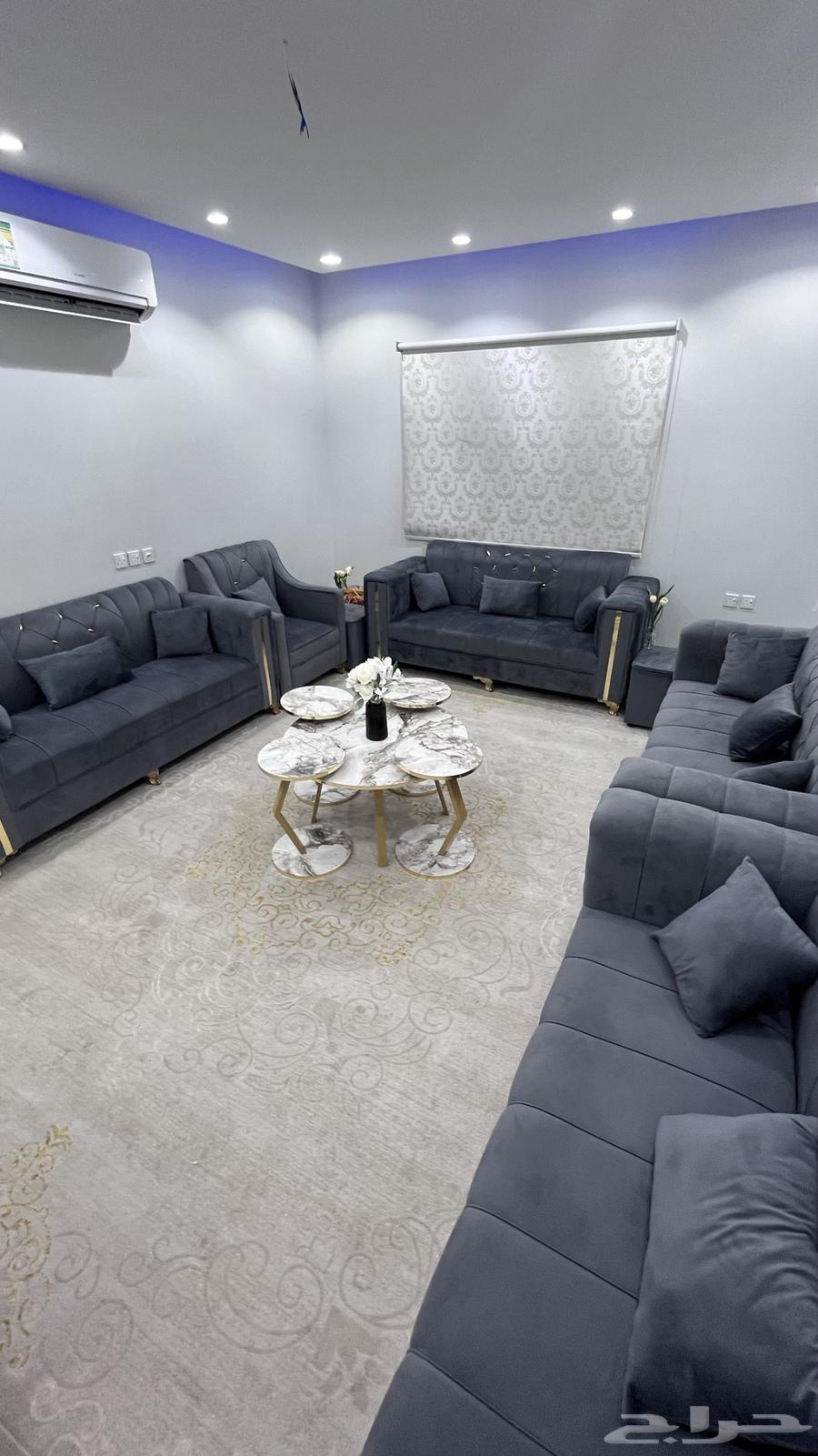 كنب كحلي غامق شبه جديد  وفرشه 4 في 5 وطاولات64542104675331110