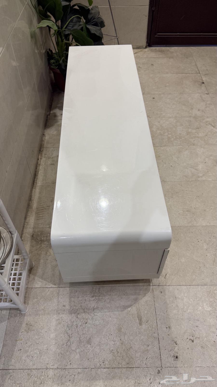 طاوله تقدر تحط عليه تلفزيون و يوجد درجين ويوجد كفر مكسور64542600652930111