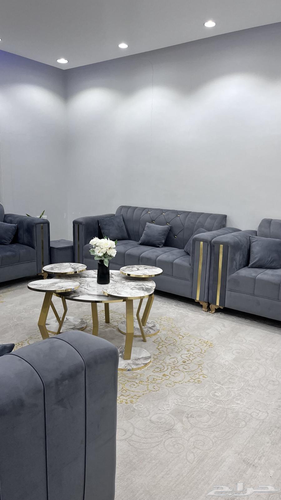 كنب كحلي غامق شبه جديد  وفرشه 4 في 5 وطاولات64542104675331113