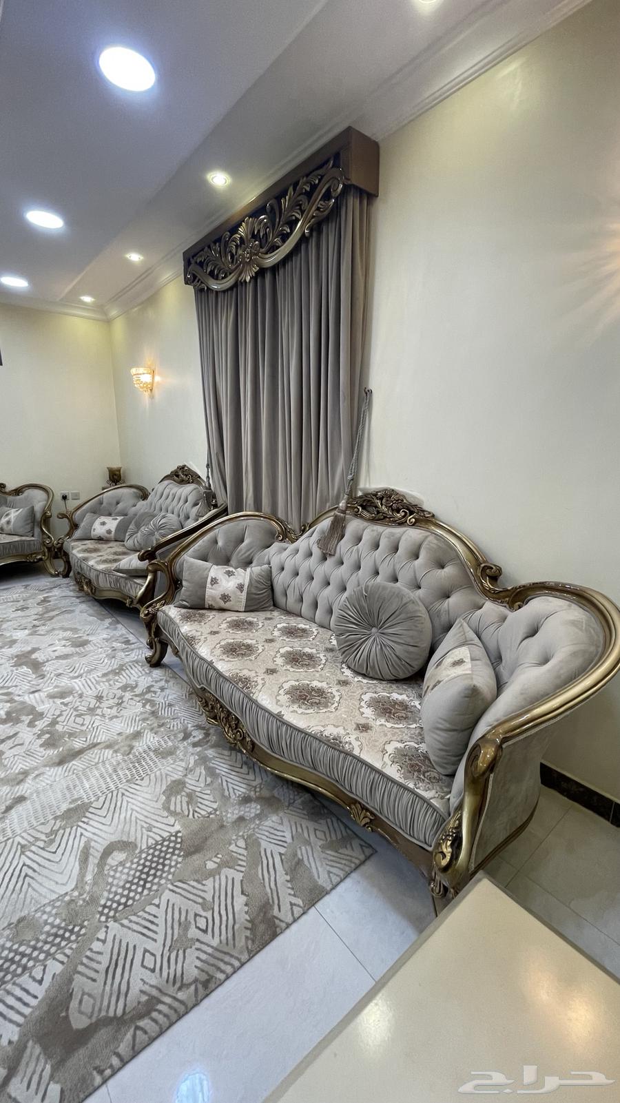 Luxurious sofa with a classic-style star motif and three tables64539230603138110