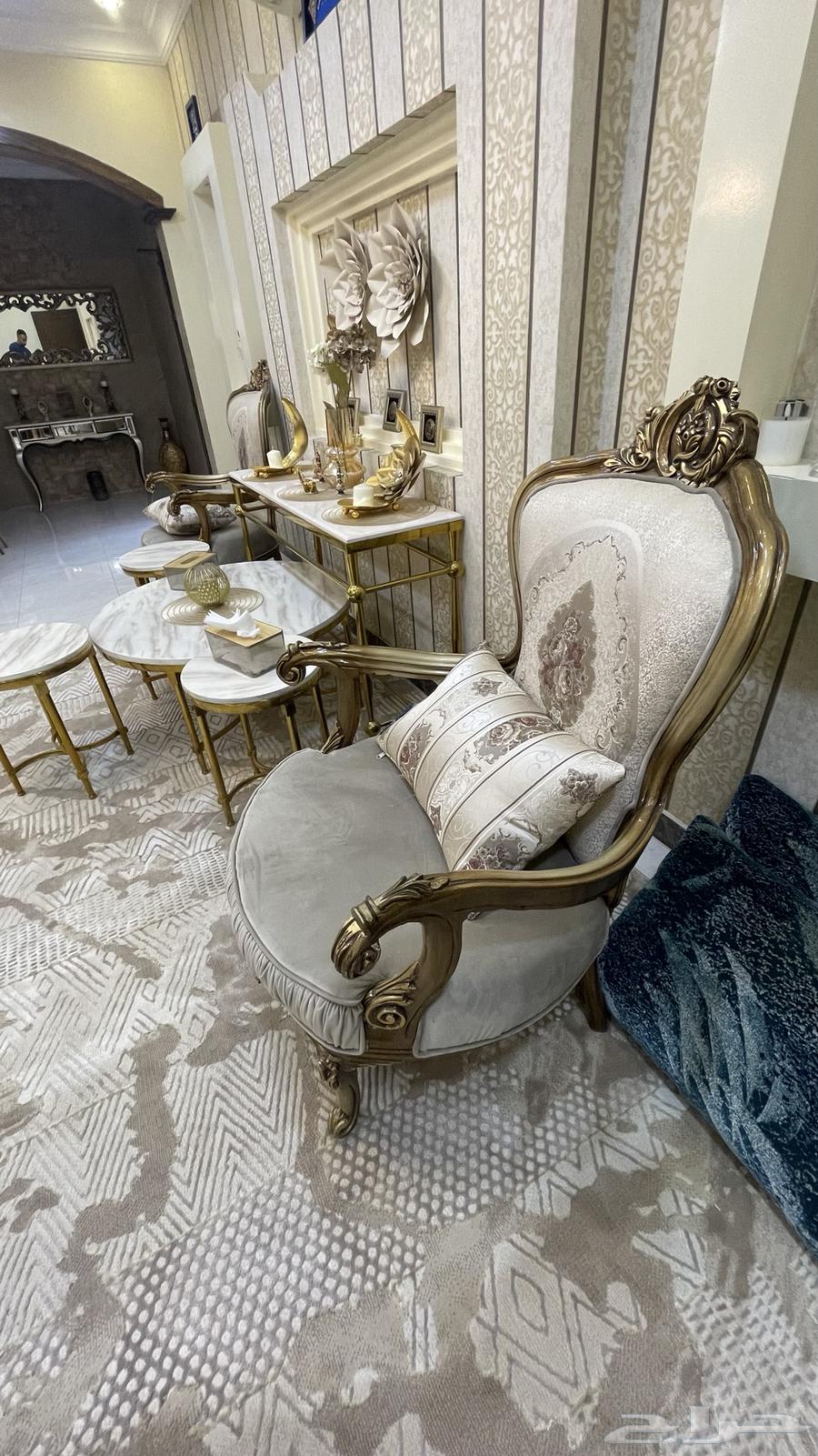 Luxurious sofa with a classic-style star motif and three tables64539230603138114