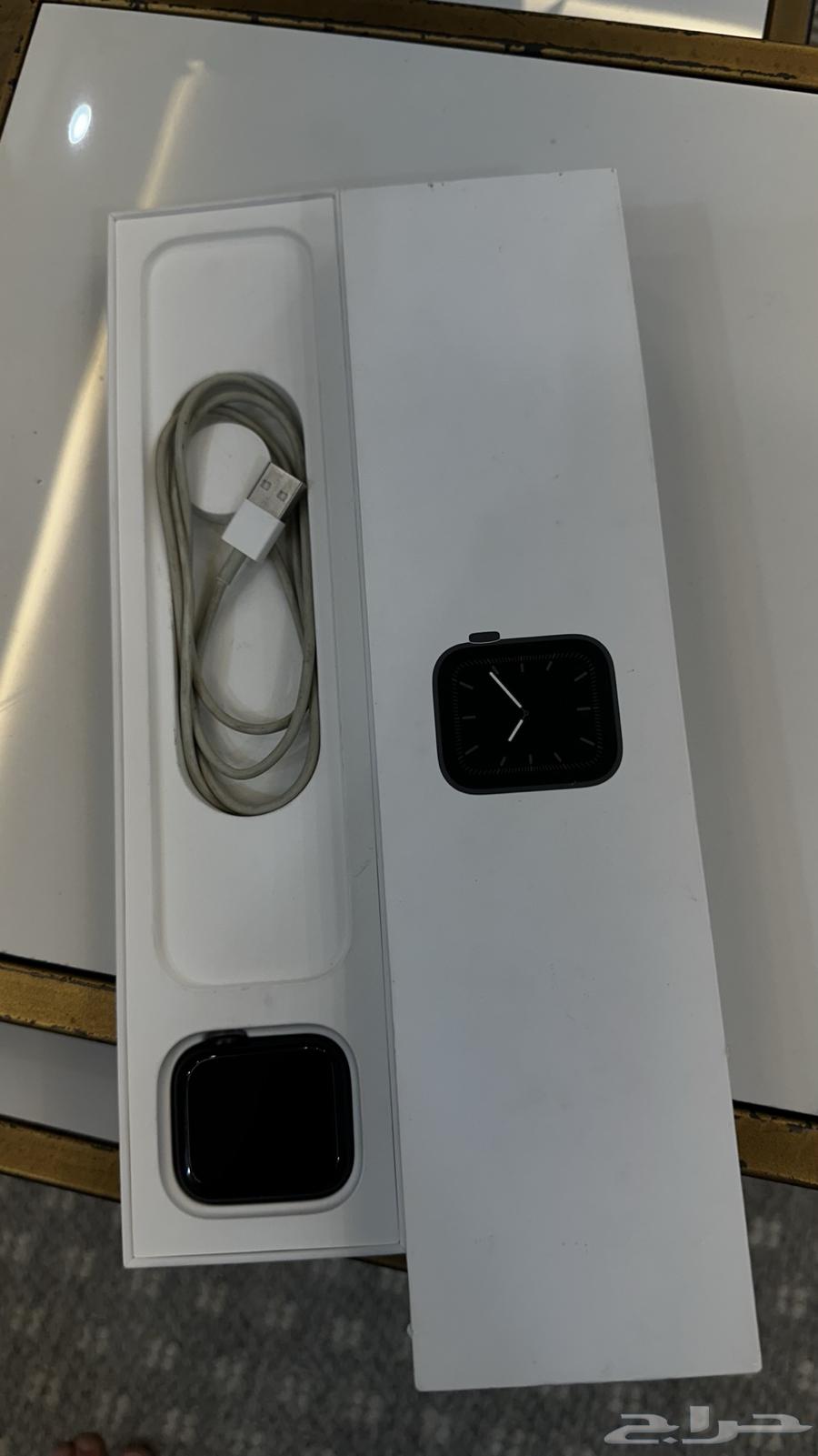 ساعة ابل SE مقاس 44 مع الشاحن الأصلي64543478249218111