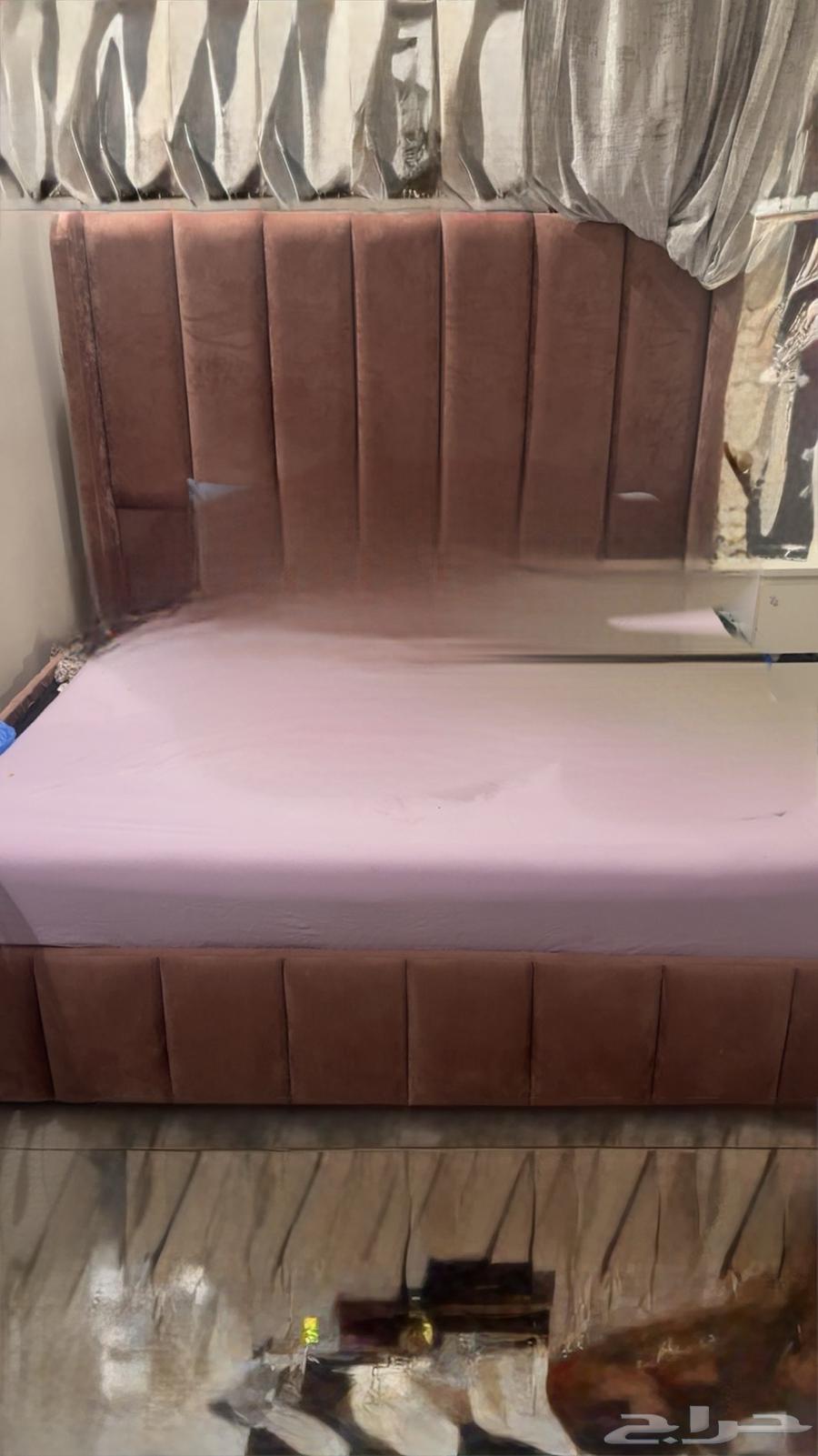للبيع سرير مخمل بدون المرتبة64535333889539110
