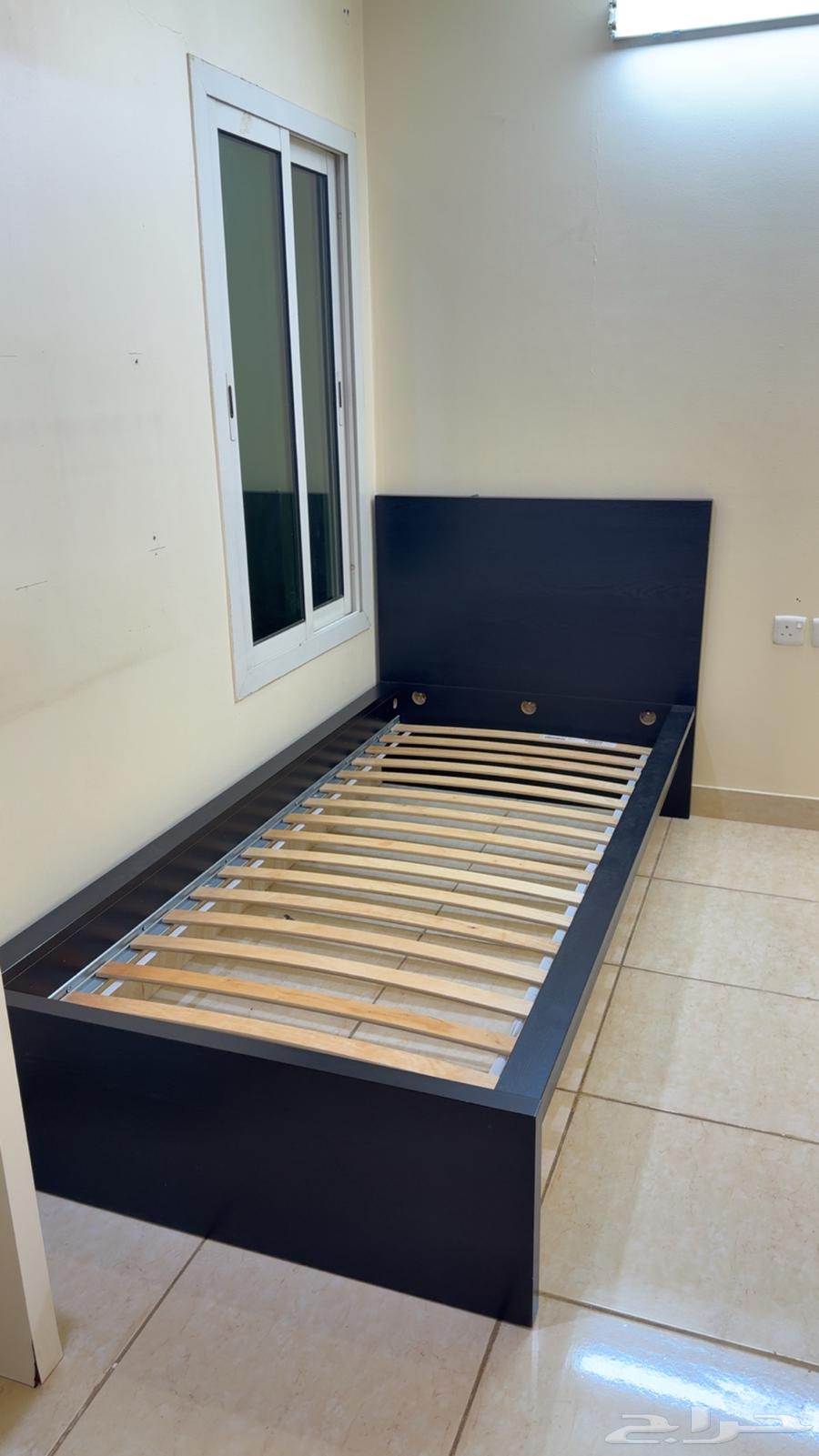 سرير اسود حالته جيده مع طاوله بيضاء وكرسي للبيع باقل سعر64535212158594110