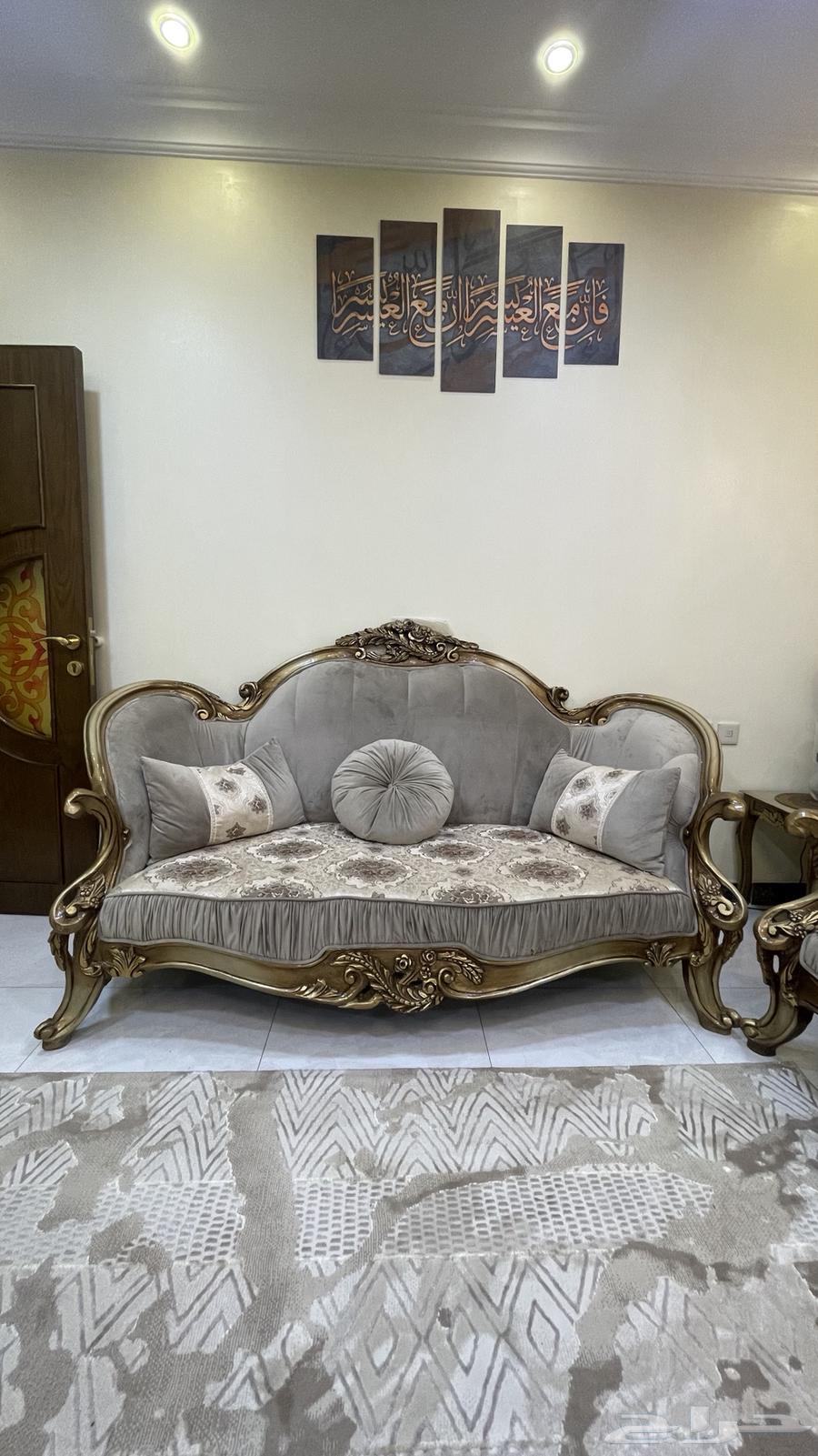 Luxurious sofa with a classic-style star motif and three tables64539230603138112