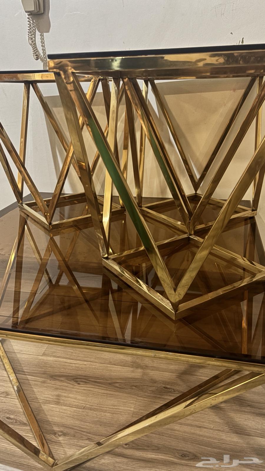 طاولة ضيافه ذهبي قزاز عسلي نظيفه جدا  مافيها اي كسور او صدا64539753994881111