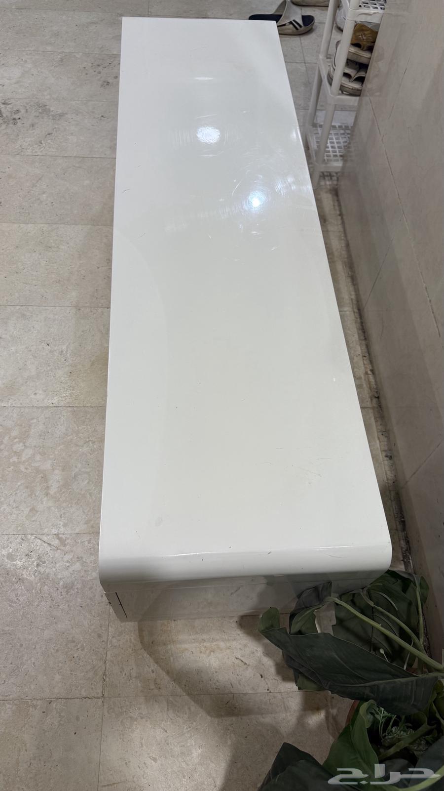 طاوله تقدر تحط عليه تلفزيون و يوجد درجين ويوجد كفر مكسور64542600652930112