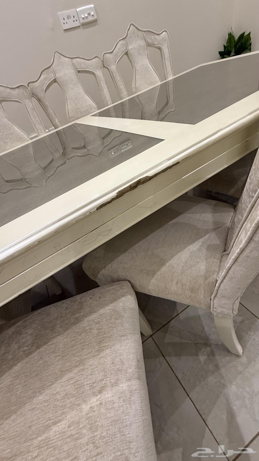 Dining table64540524089601113