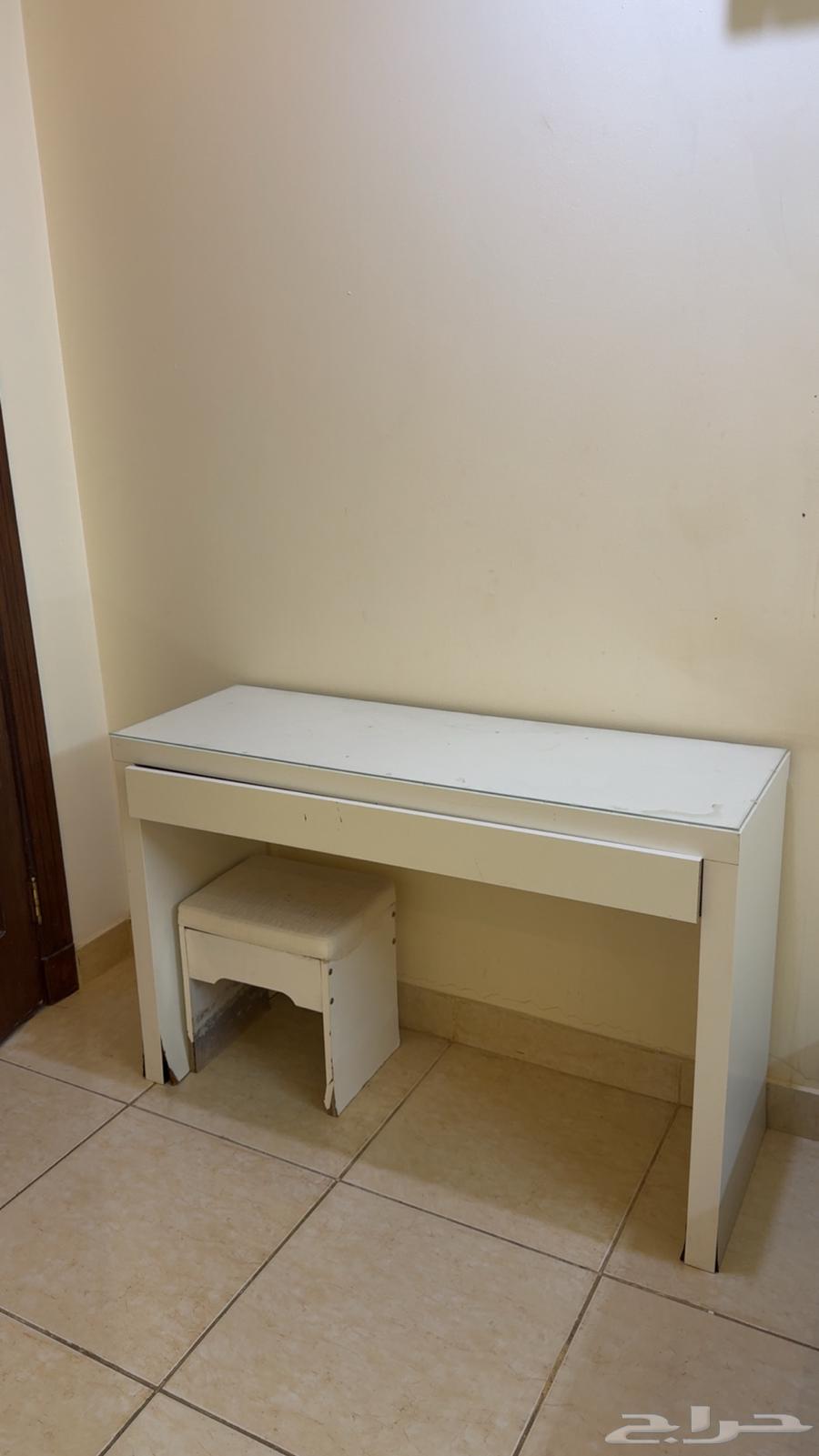 سرير اسود حالته جيده مع طاوله بيضاء وكرسي للبيع باقل سعر64535212158594111