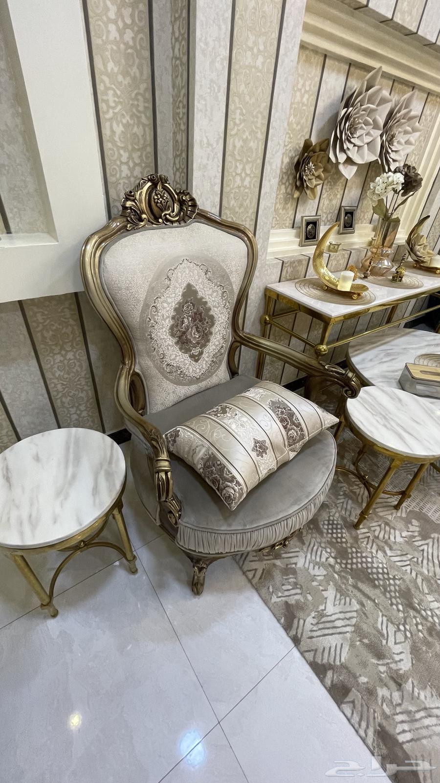 Luxurious sofa with a classic-style star motif and three tables64539230603138113