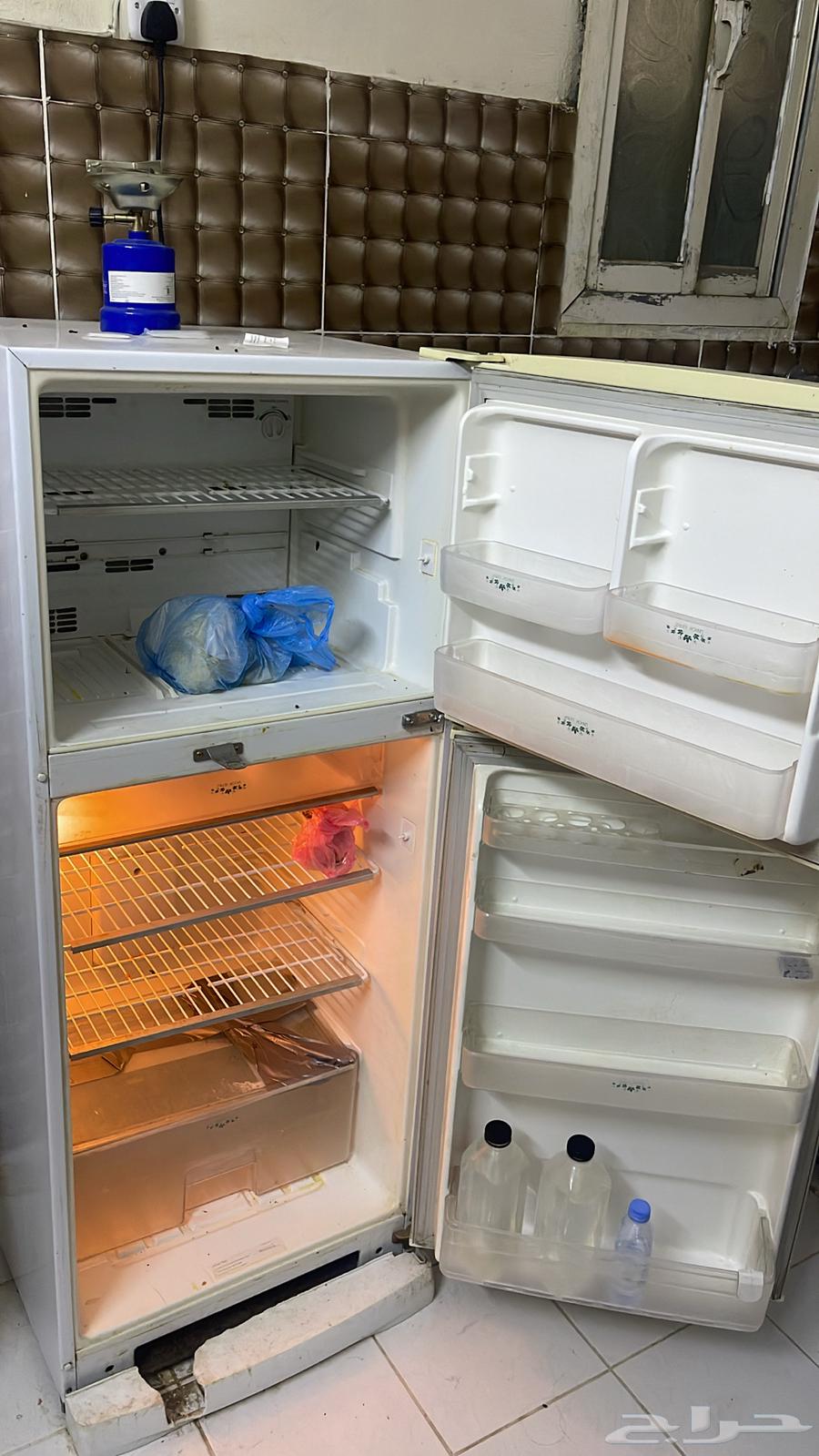 Used refrigerator with clean usage and its cooling function works64536348570243110