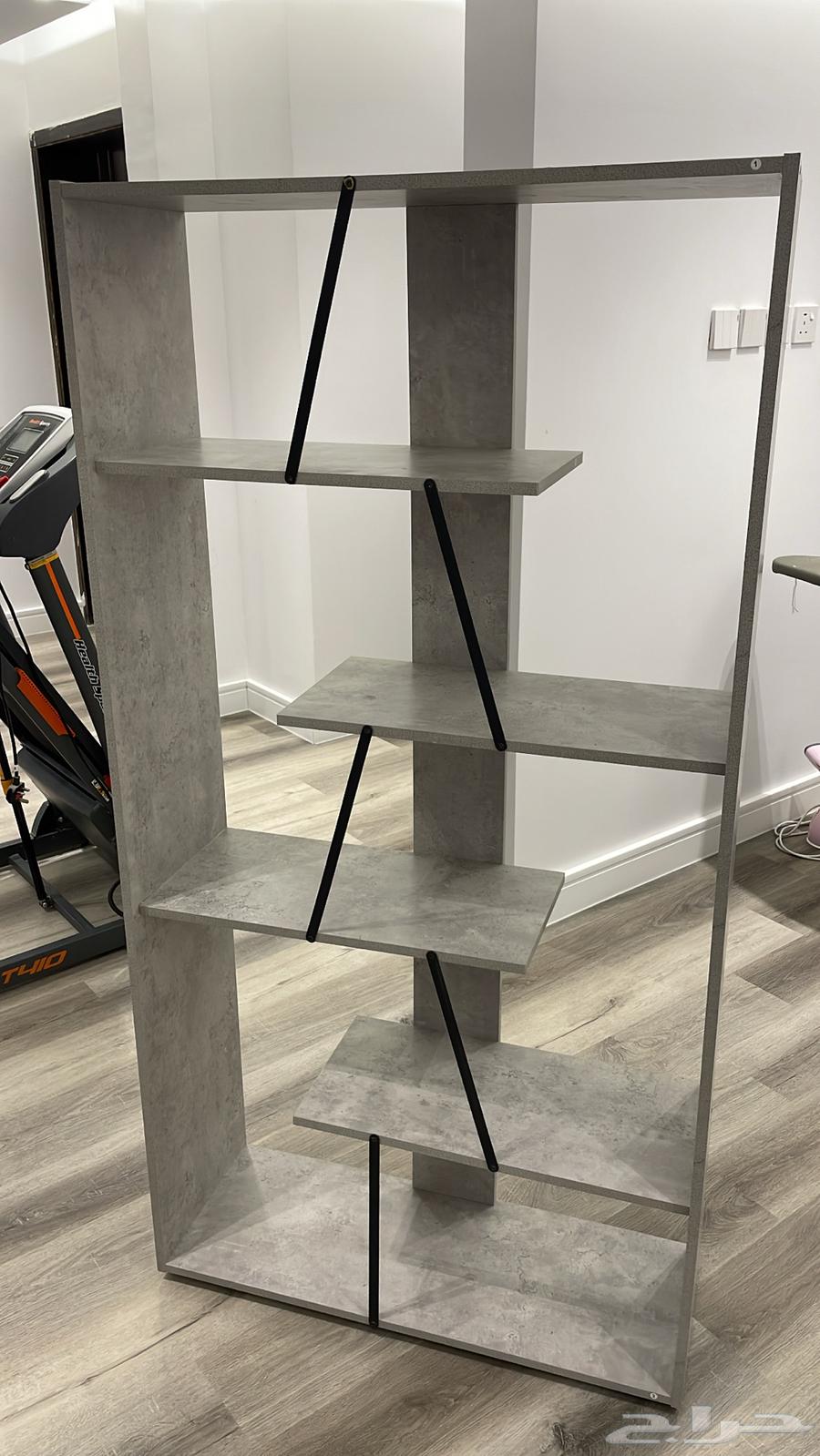 طاوله تلفزيون ودولاب رفوف للبيع64538415632641111